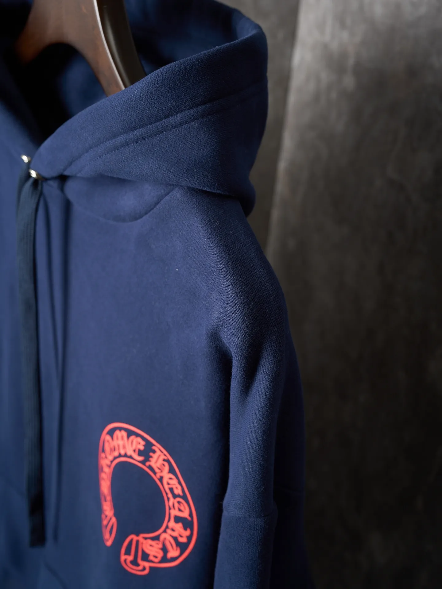 P420 Physical auction】Chrome Hearts/Chrome Heart red horseshoe print hooded sweatshirt [Ready stock] S M L A rebellious ceremony about wearing and performing. Adopt glue printing. The printing has been modified three times by the film screen. Use glue liquid paint to print the pattern on the fabric. Bake the fabric to fix the printed pattern. The fabrics have been washed and have a better hand feel. Not easy to deform, not easy to shrink, not easy to fade. Maintain long-term beauty and loose fit.